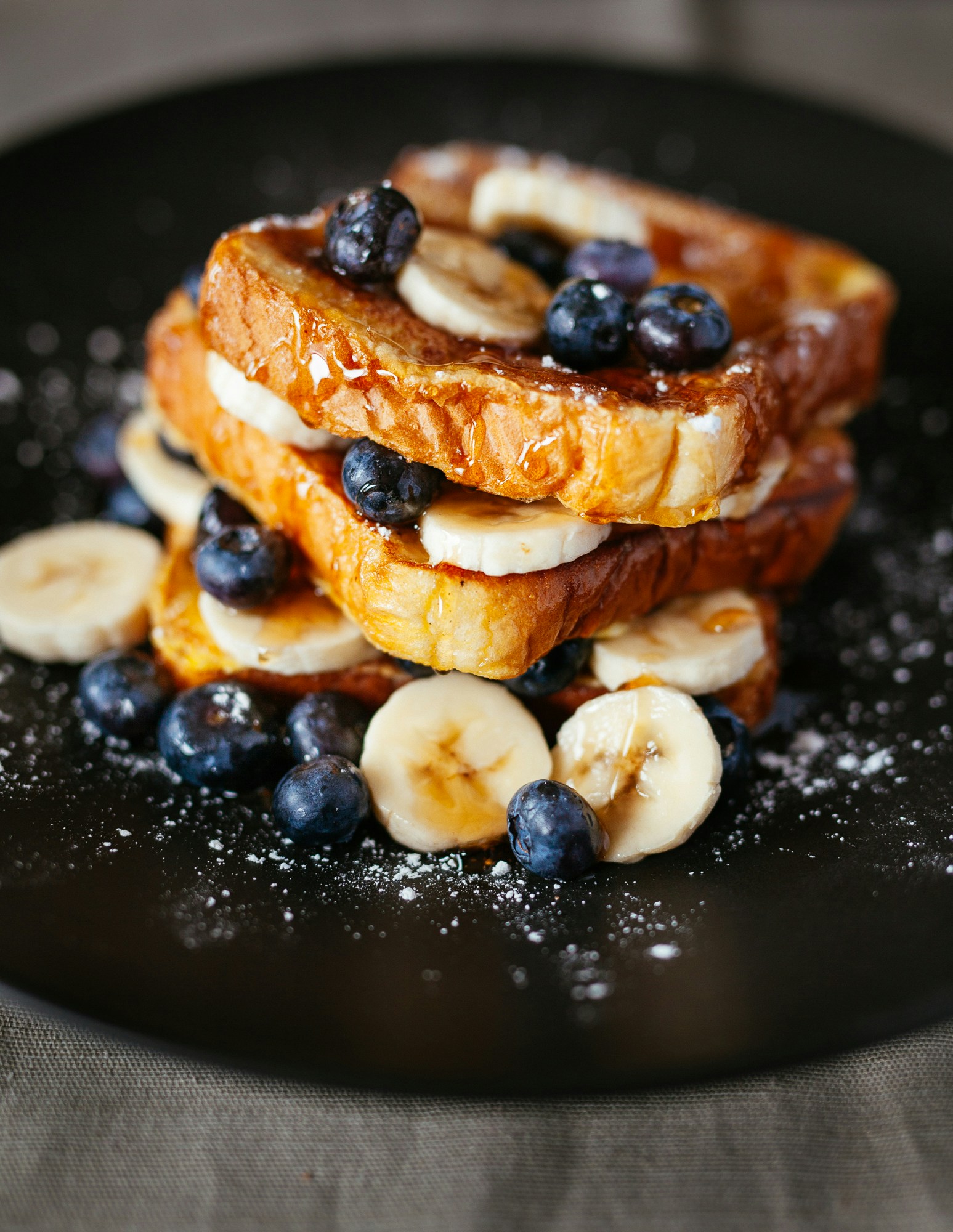 French Toast mit Blaubeeren, Banane und Ahornsirup