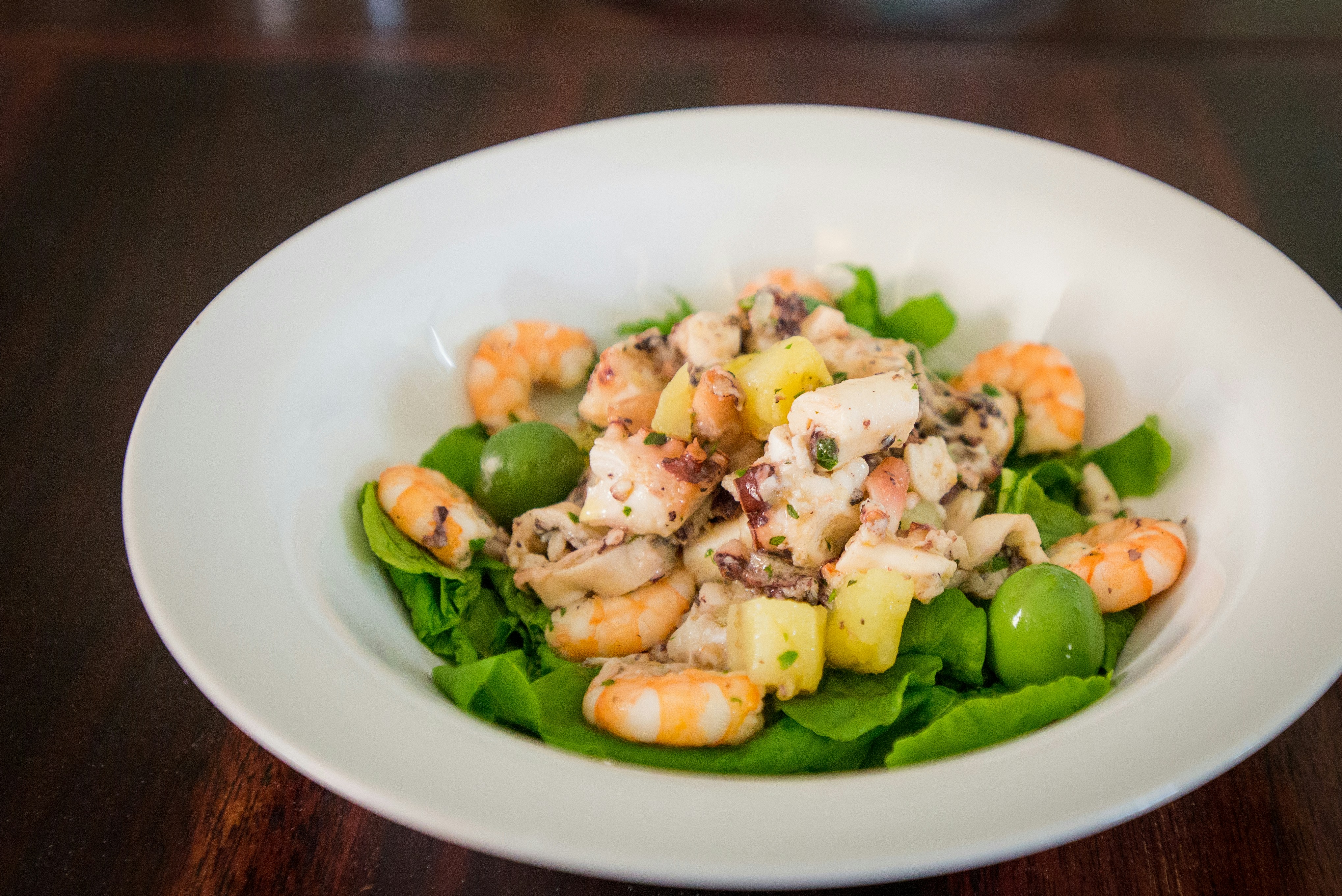 Insalata Frutti di Mare mit Garnelen, Tintenfisch und Feldsalat