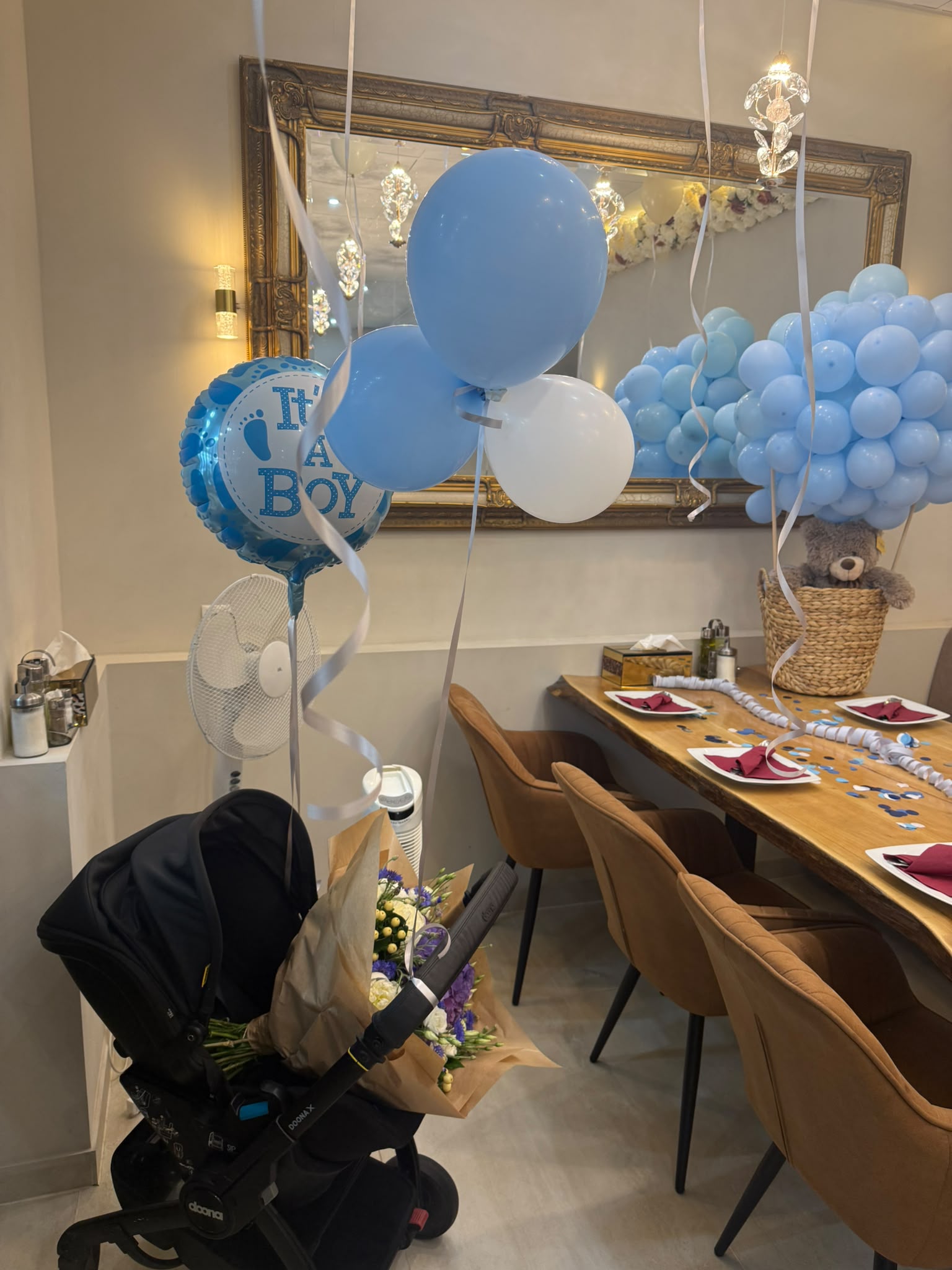 Babyparty Dekoration mit Luftballons im Café de Sammont